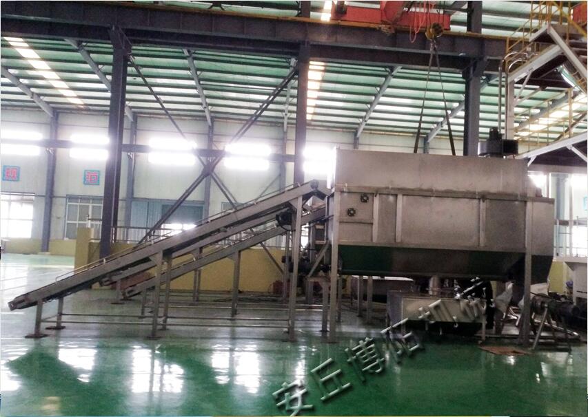 尿素自動(dòng)拆袋機(jī)如何無(wú)塵卸料作業(yè)？