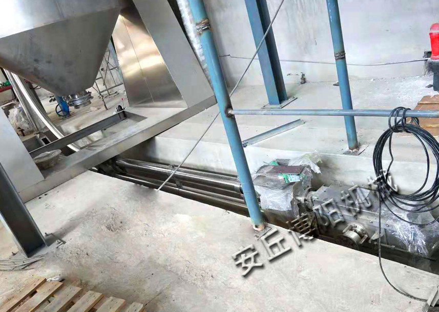 化工原料拆包后通過管鏈式輸送機進行輸送！