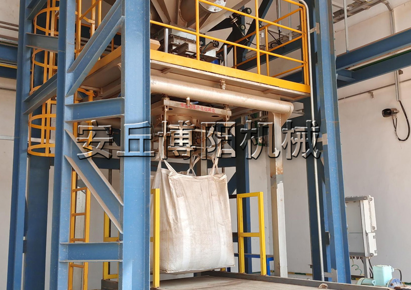 石墨粉噸袋包裝機(jī)為什么得了廣大用戶的喜愛(ài)？